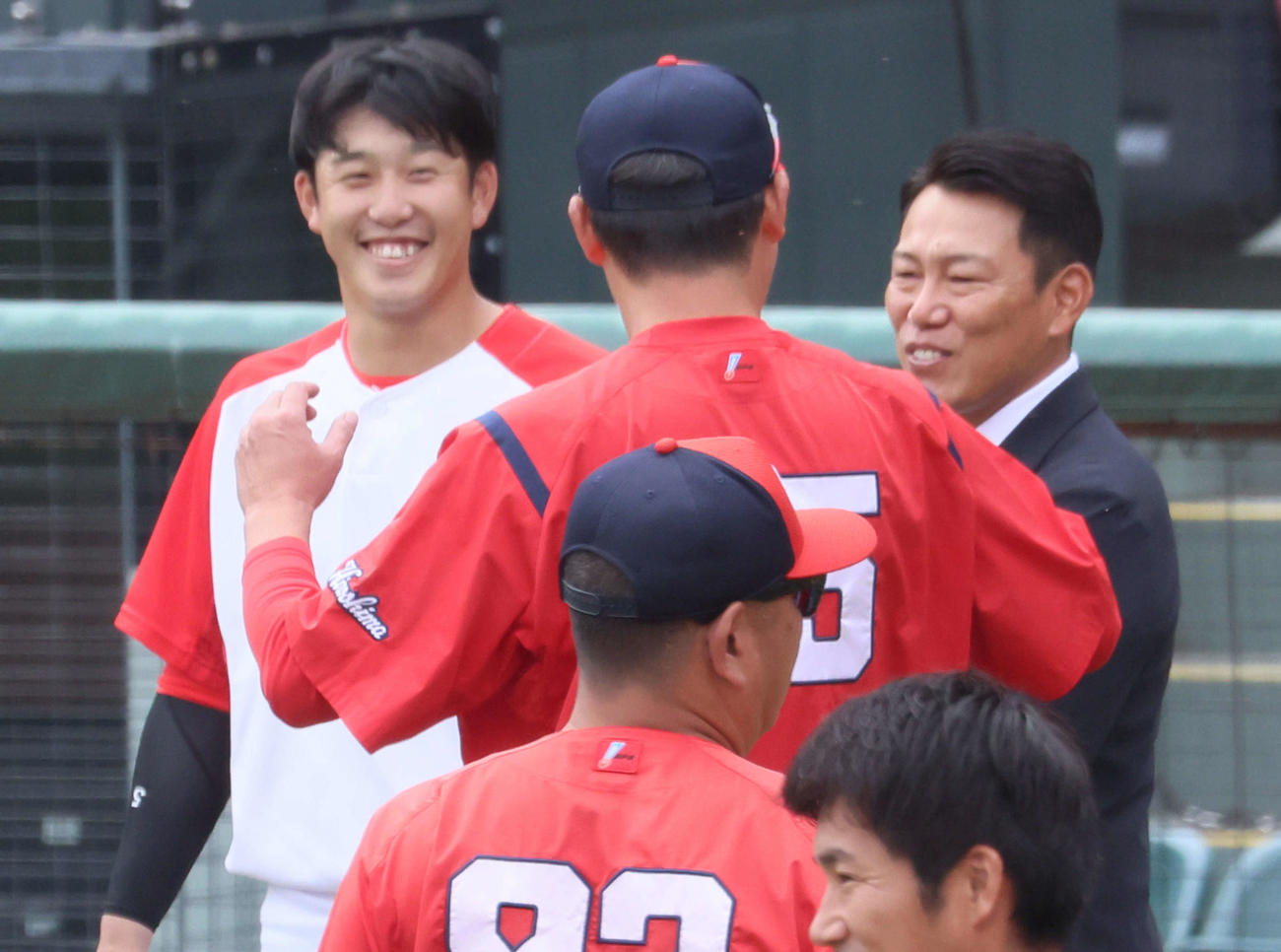 セCSファーストS第1戦　試合前練習中、広島新井監督（中央）と話し合う侍ジャパンの井端監督、左は小園（撮影・加藤孝規）