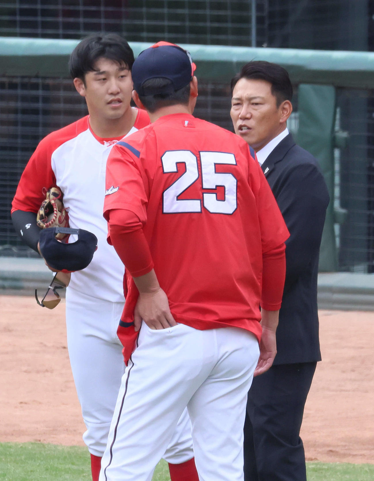セCSファーストS第1戦　試合前練習中、広島新井監督（中央）と話し合う侍ジャパンの井端監督、左は小園（撮影・加藤孝規）