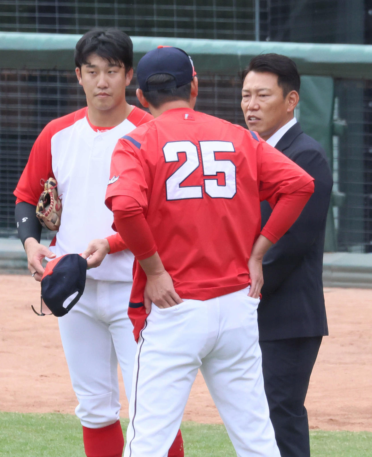 セCSファーストS第1戦　試合前練習中、広島新井監督（中央）と話し合う侍ジャパンの井端監督、左は小園（撮影・加藤孝規）