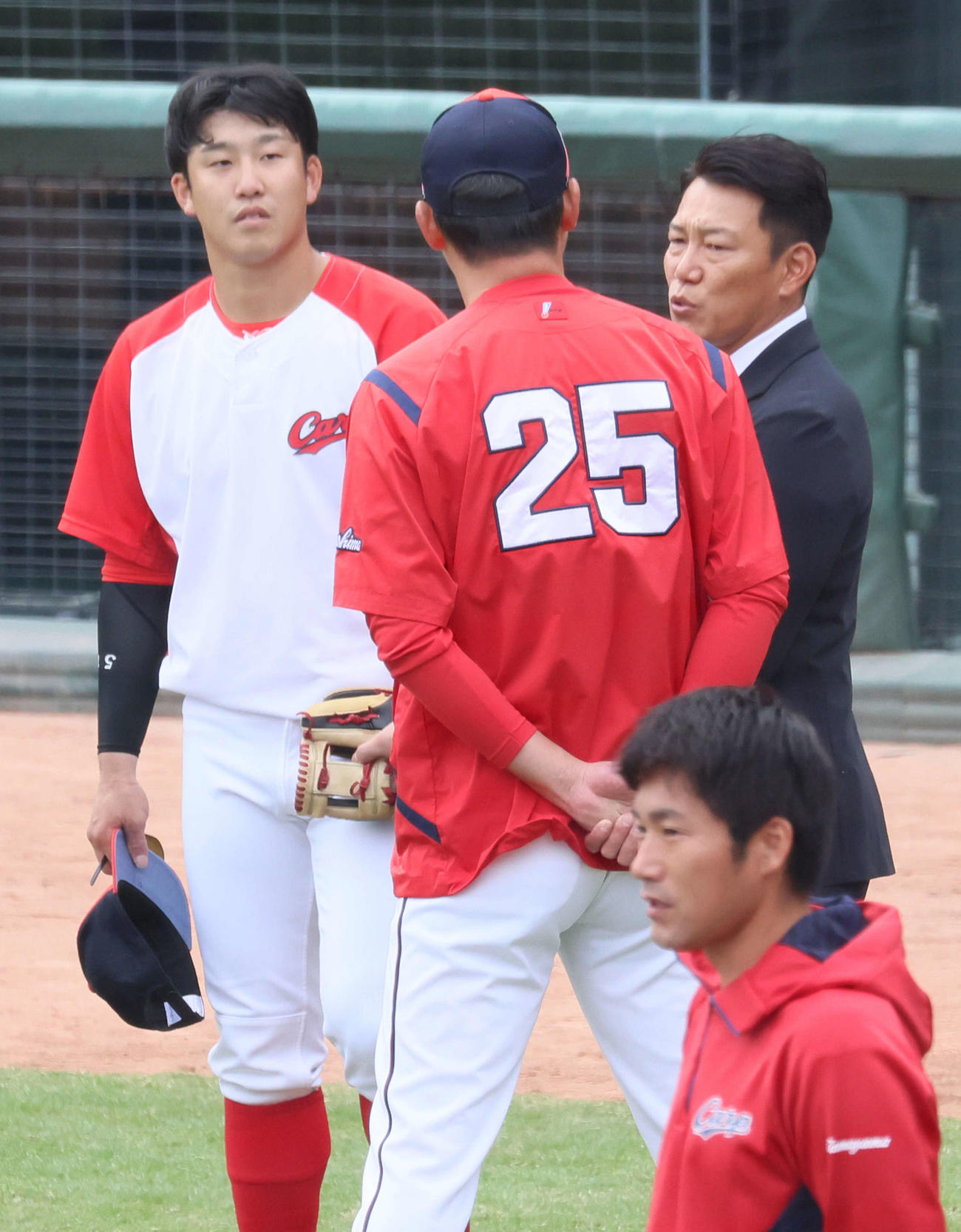 セCSファーストS第1戦　試合前練習中、広島新井監督（中央）と話し合う侍ジャパンの井端監督、左は小園（撮影・加藤孝規）