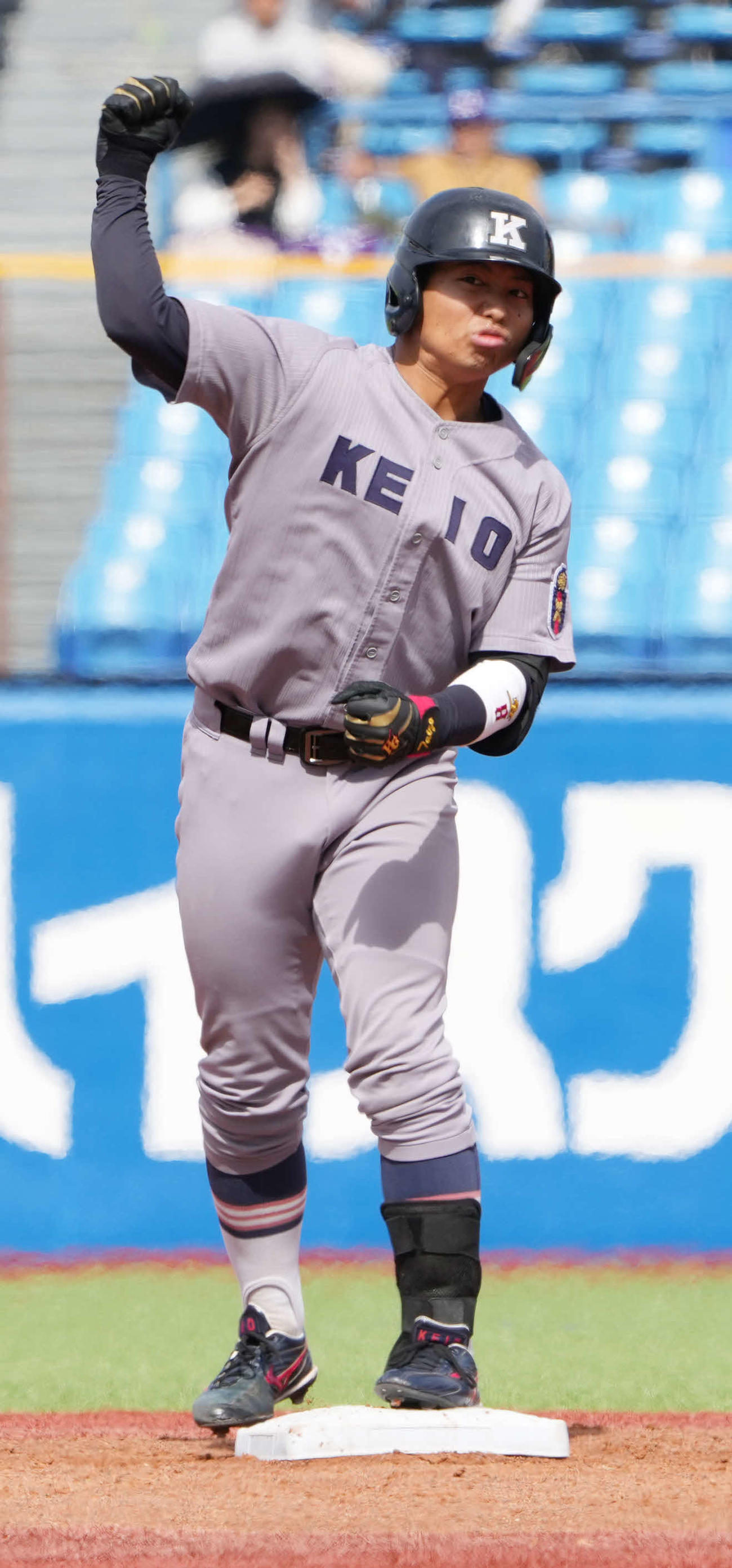 明大対慶大　1回表慶大1死二、三塁、栗林泰は先制の2点左適時二塁打を放ちガッツポーズ（撮影・小沢裕）