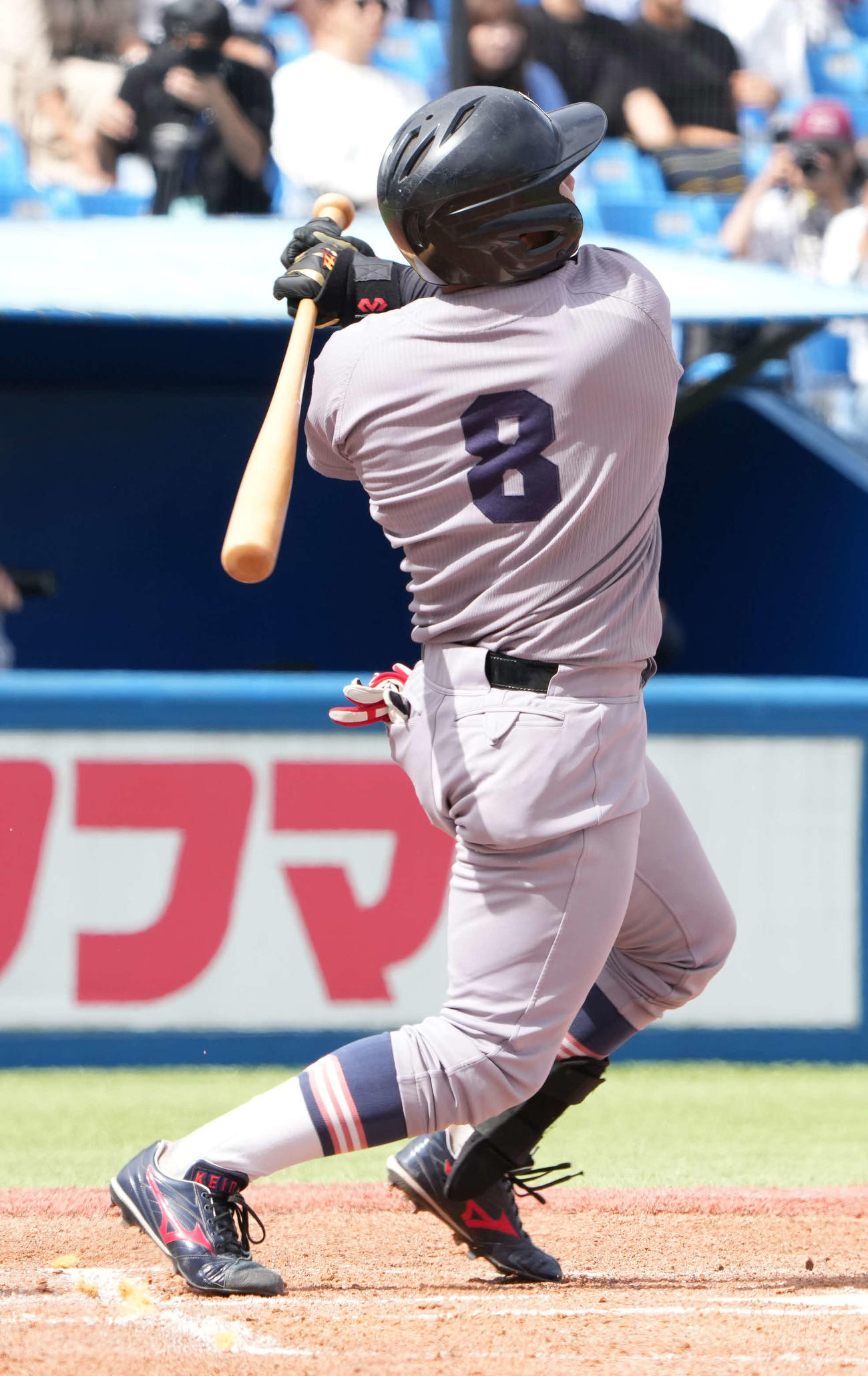 明大対慶大　1回表慶大1死二、三塁、栗林泰は先制の2点左適時二塁打を放つ（撮影・小沢裕）
