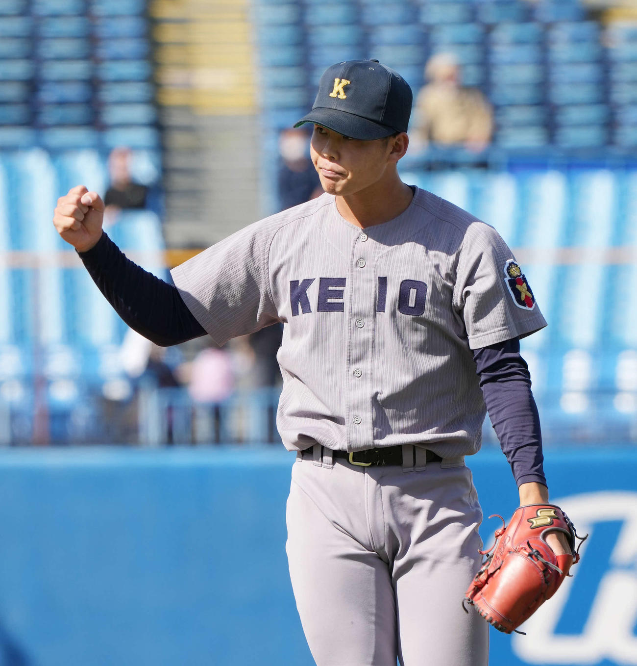 明大対慶大　完投勝利を飾りガッツポーズする慶大先発の外丸（撮影・小沢裕）