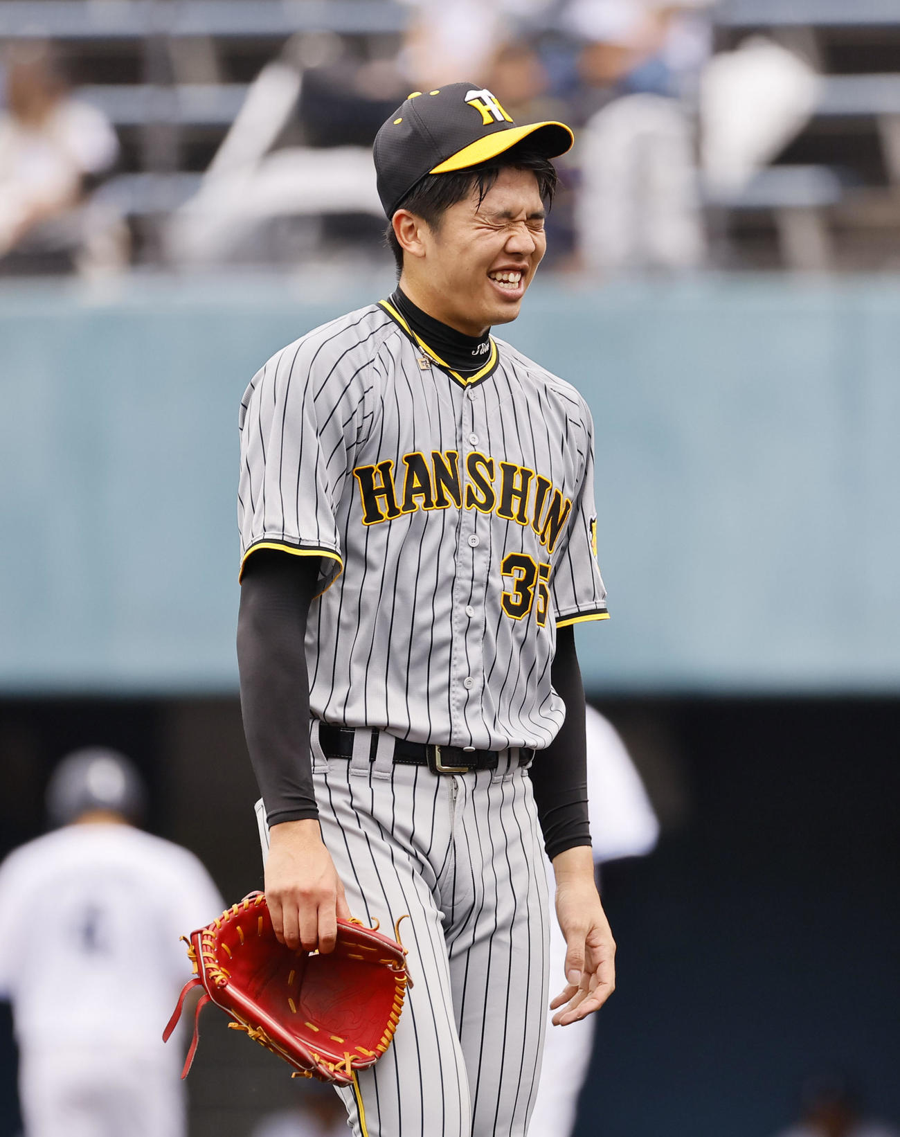 フェニックスリーグ西武対阪神　5回を終え、手を合わせる阪神才木（撮影・藤尾明華）