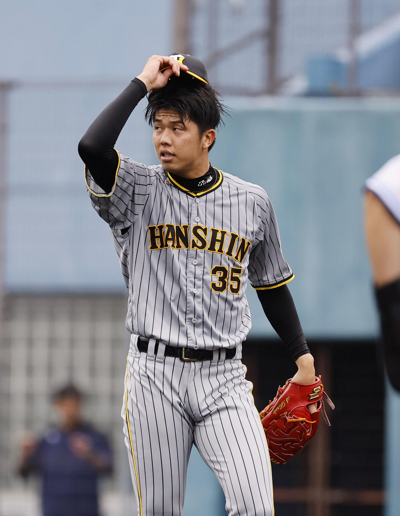 フェニックスリーグ西武対阪神　5回を終えベンチに戻る阪神才木（撮影・藤尾明華）