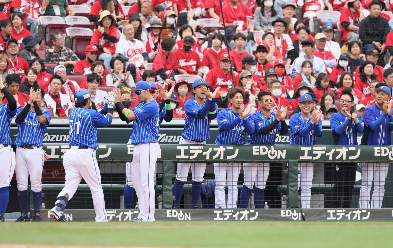 セCSファーストS第1戦　6回表DeNA1死一塁、先制左中間越え2点本塁打を放った宮崎を迎えるチームメートら（撮影・加藤孝規）