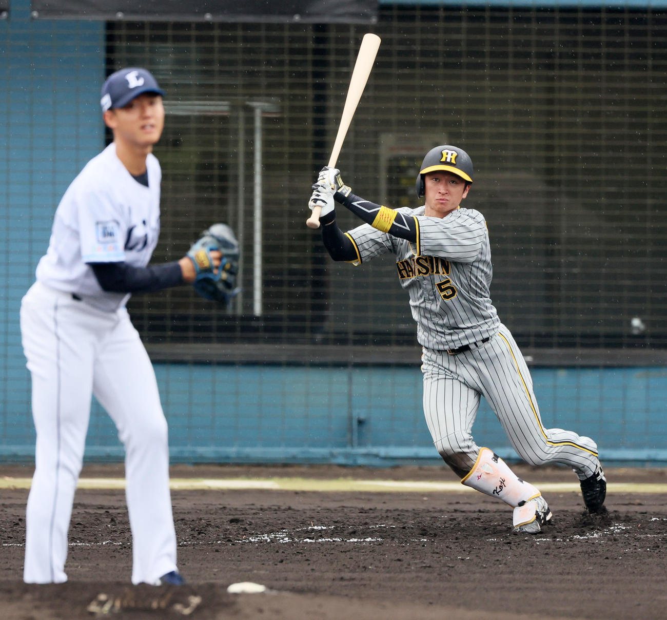西武対阪神　3回表阪神無死、近本は中前打を放つ。投手は菅井（撮影・加藤哉）