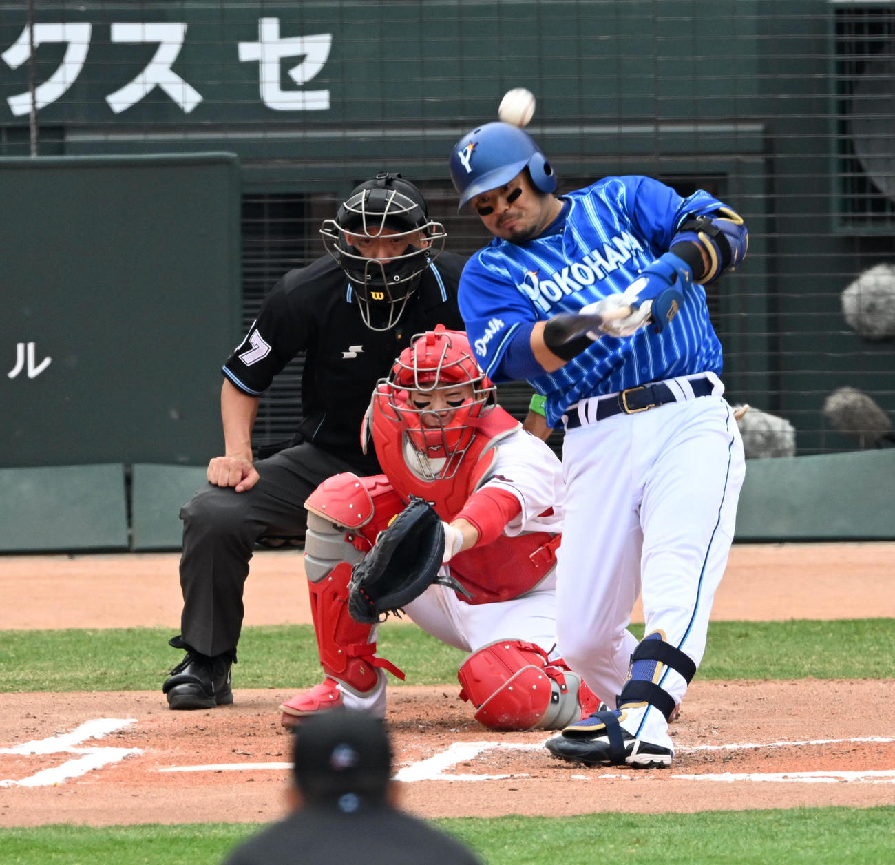 広島対DeNA 6回表DeNA1死一塁、宮崎は左中間に先制2点本塁打を放つ（撮影・前岡正明）
