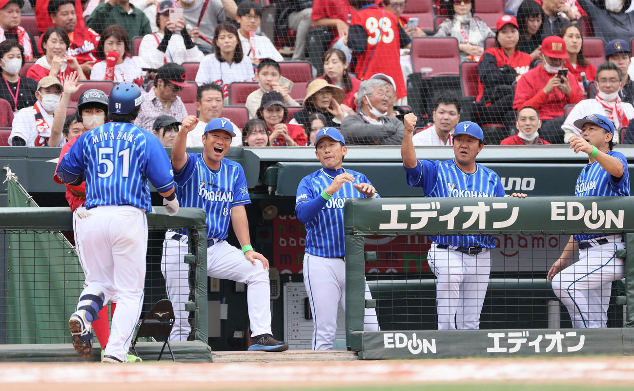セCSファーストS第1戦　6回表DeNA1死一塁、先制左中間越え2点本塁打を放った宮崎を迎える三浦監督（中央）ら（撮影・加藤孝規）