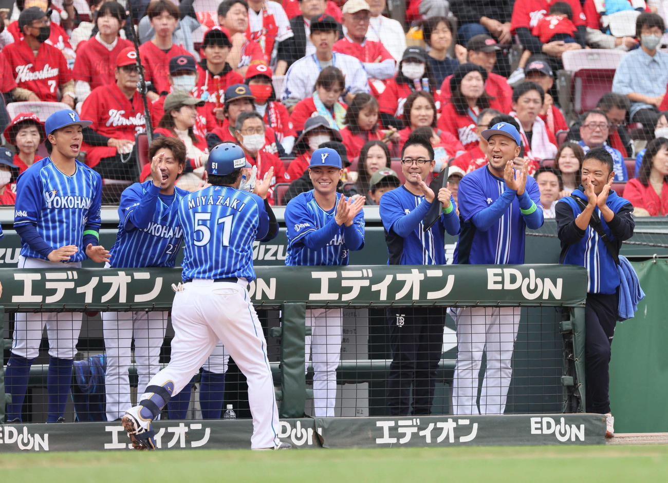 セCSファーストS第1戦　6回表DeNA1死一塁、先制左中間越え2点本塁打を放った宮崎を迎えるチームメートら（撮影・加藤孝規）