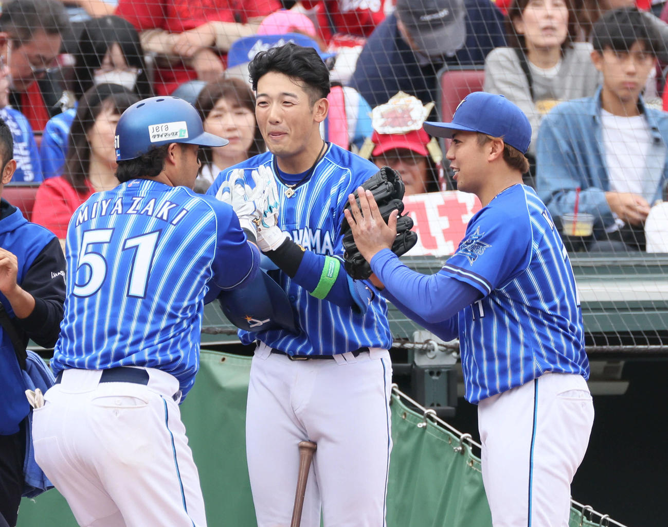 セCSファーストS第1戦　6回表DeNA1死一塁、先制左中間越え2点本塁打を放った宮崎を迎える東（右）ら（撮影・加藤孝規）