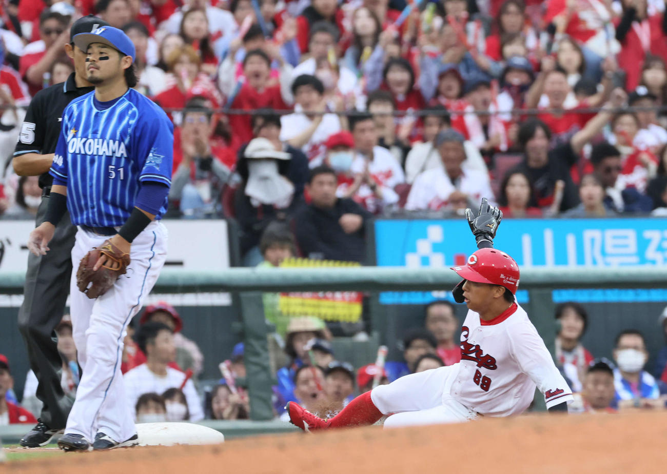 セCSファーストS第1戦　8回裏広島1死二塁、打者菊池涼介の時、羽月は三盗を決める（撮影・加藤孝規）