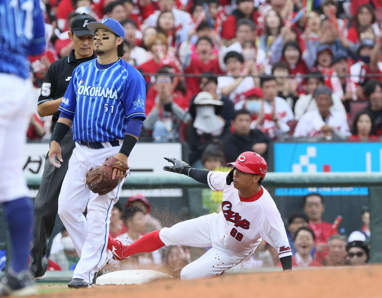 セCSファーストS第1戦　8回裏広島1死二塁、打者菊池涼介の時、羽月は三盗を決める（撮影・加藤孝規）