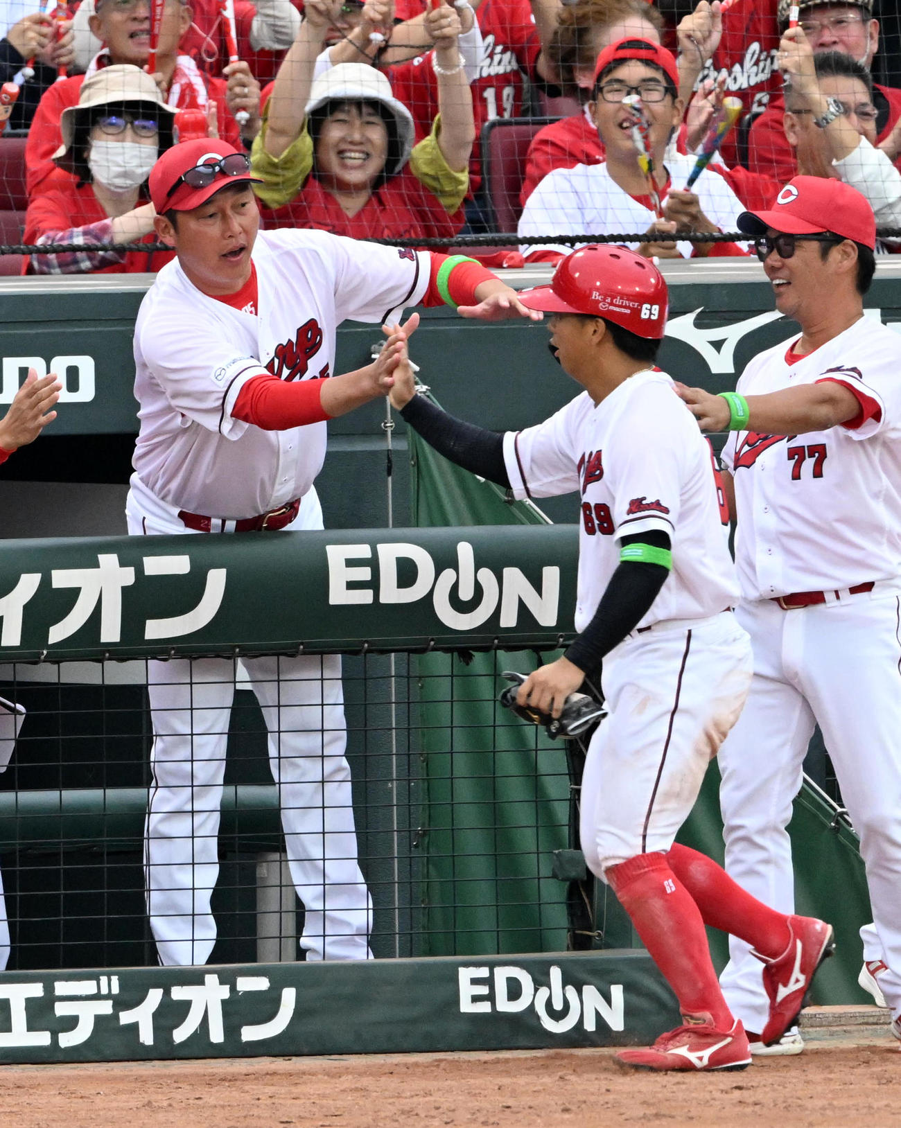 広島対DeNA 8回裏1死三塁、菊池の投前スクイズで生還した代走の羽月（右）を迎える新井監督（撮影・前岡正明）