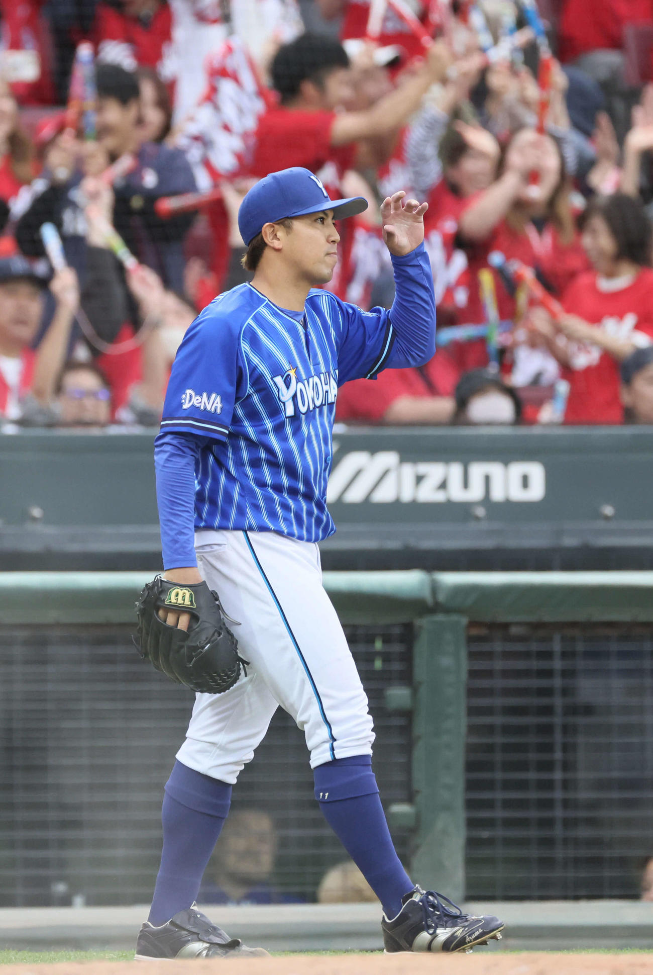 セCSファーストS第1戦　8回裏広島1死三塁、菊池のスクイズバントで同点にされた東（撮影・加藤孝規）