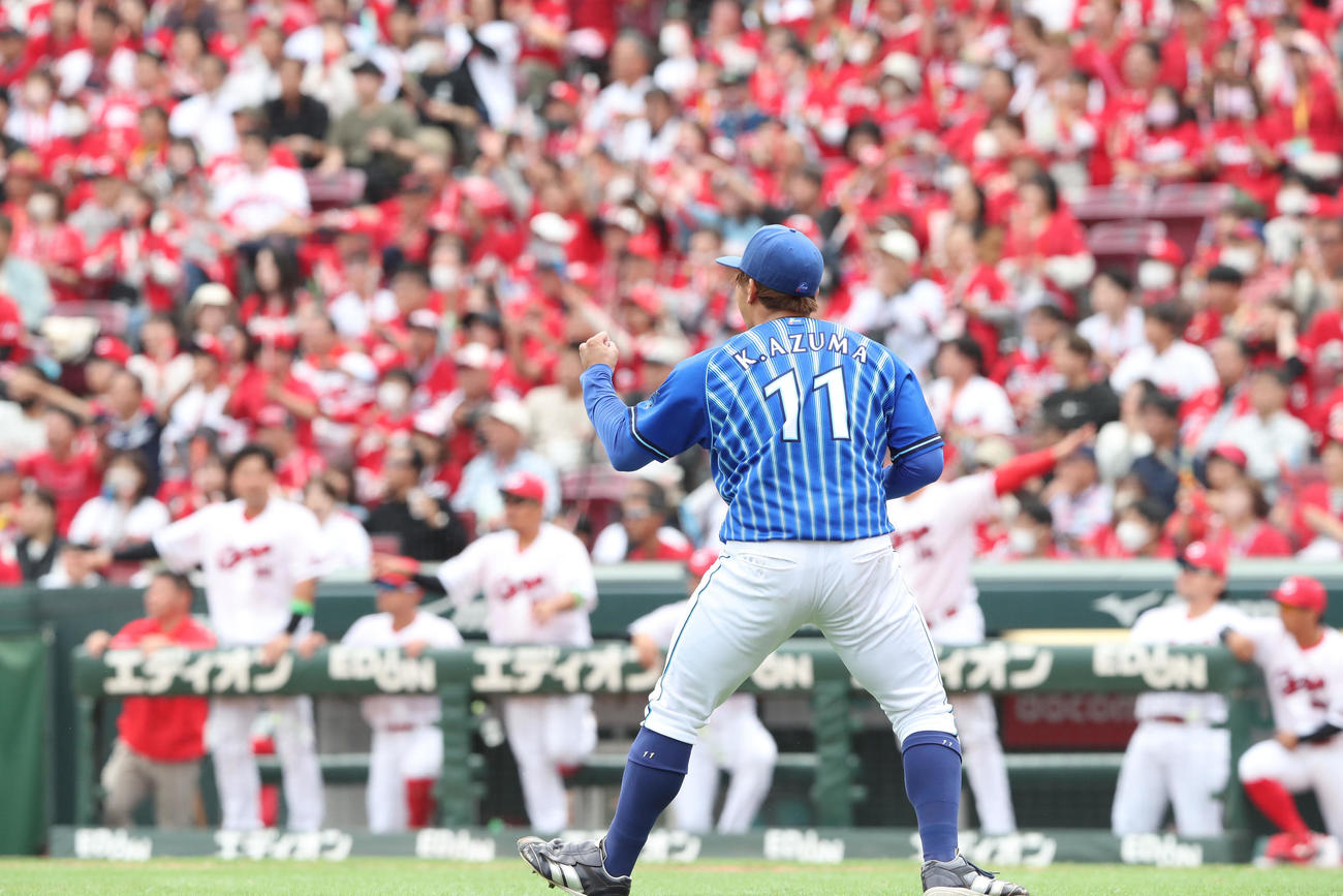 広島対DeNA 3回裏広島2死一、二塁、東は野間を遊ゴロに仕留めガッツポーズ（撮影・梅根麻紀）