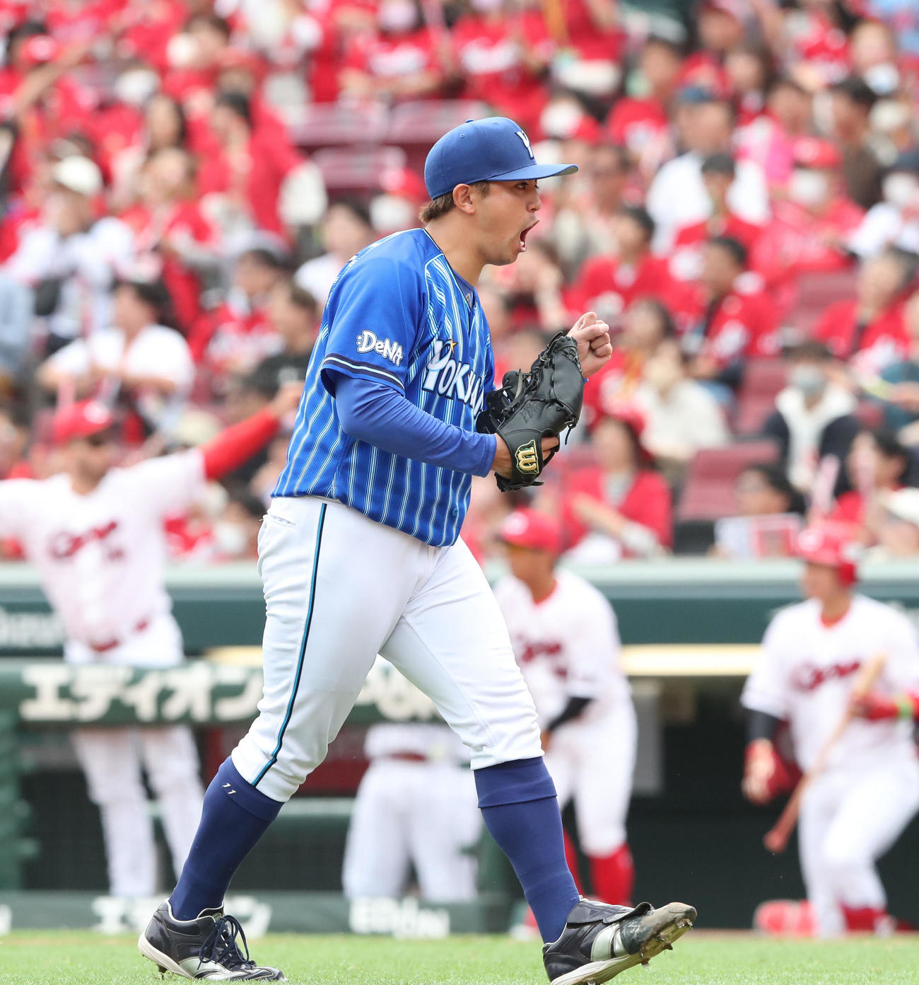 広島対DeNA 3回裏広島2死一、二塁、東は野間を遊ゴロに仕留めガッツポーズ（撮影・梅根麻紀）