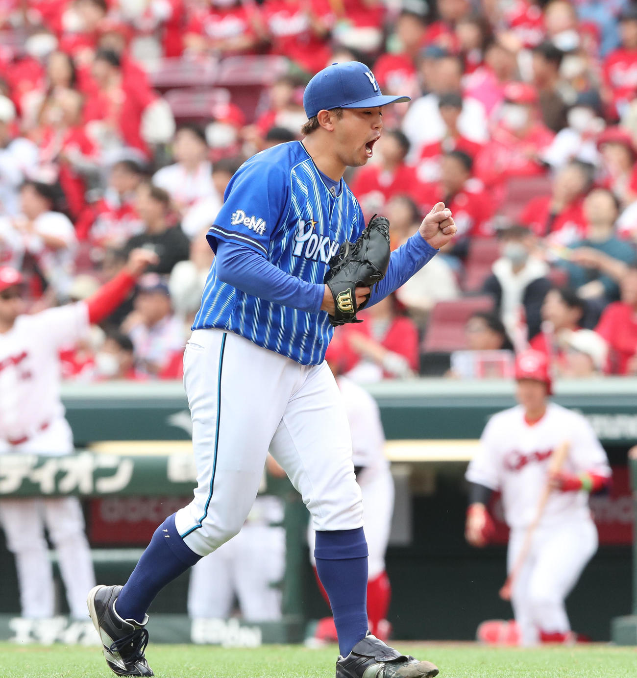 広島対DeNA 3回裏広島2死一、二塁、東は野間を遊ゴロに仕留めガッツポーズ（撮影・梅根麻紀）