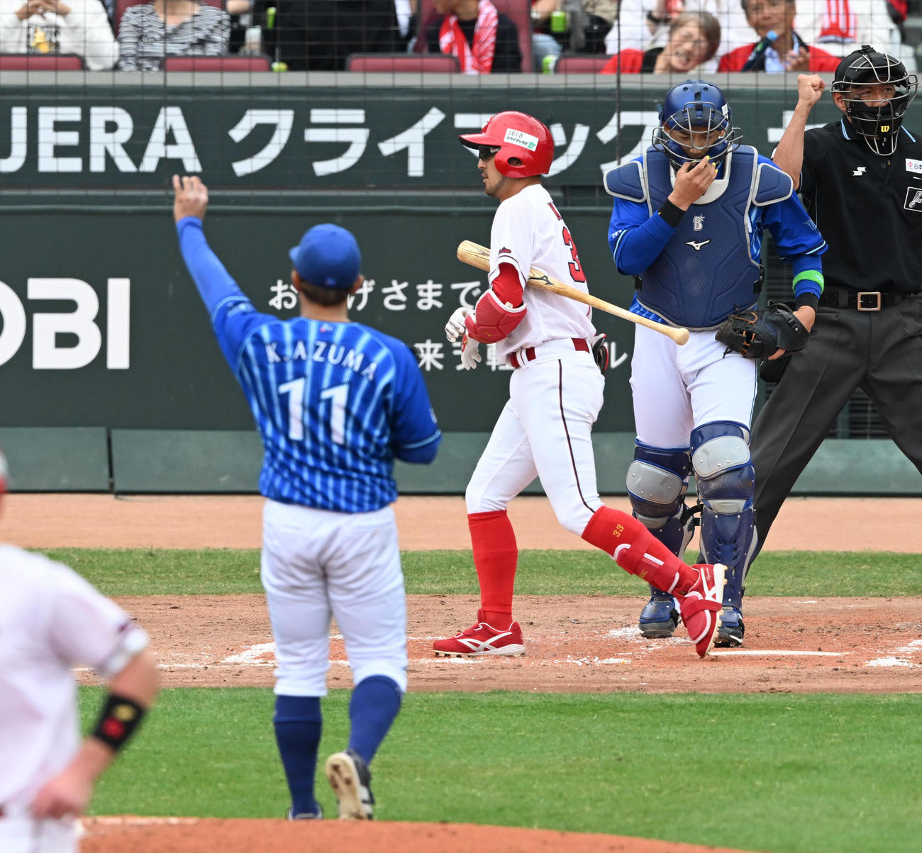 広島対DeNA 3回裏広島1死二、三塁、菊池は空振り三振に倒れる。投手東（撮影・前岡正明）