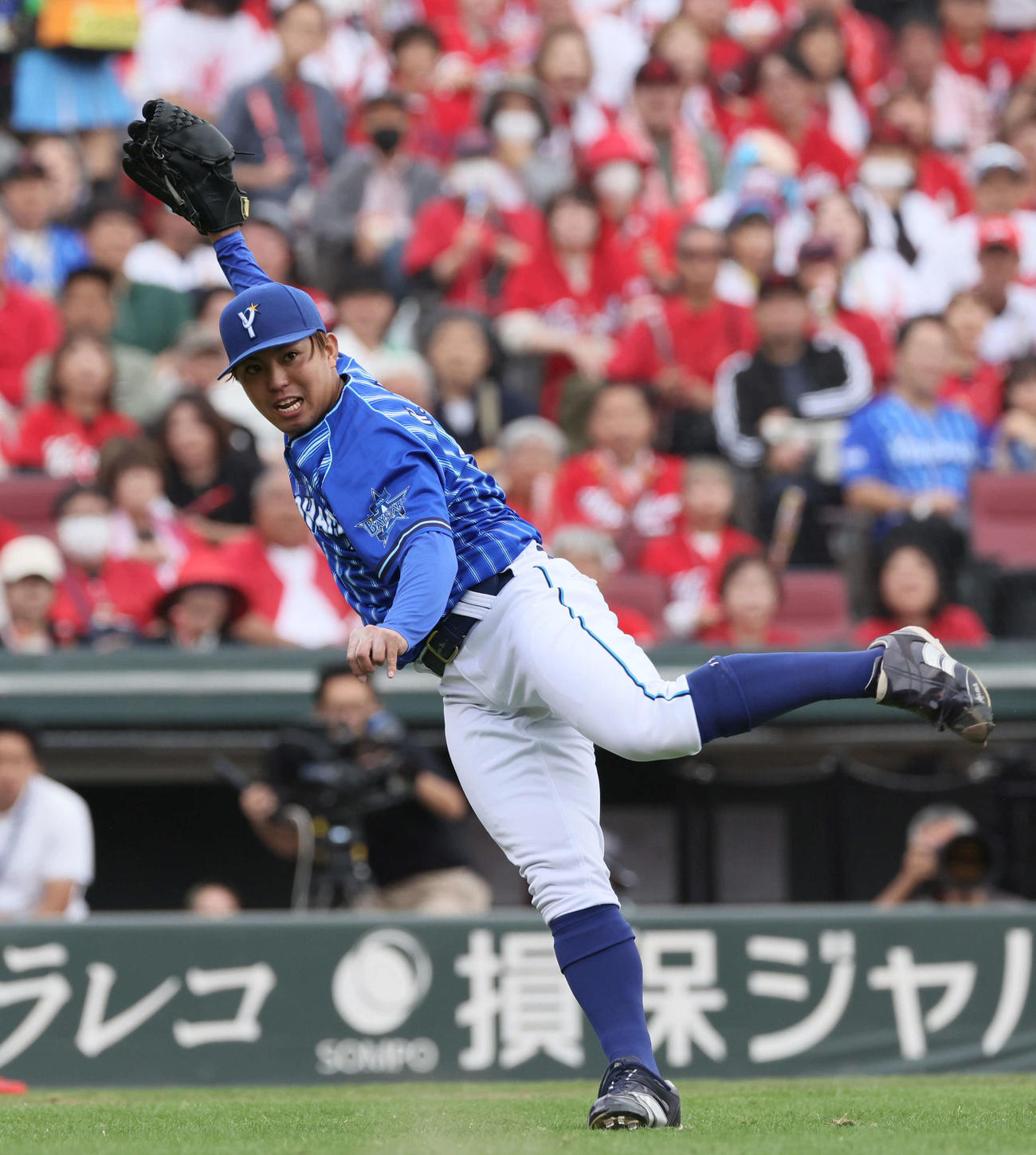 セCSファーストS第1戦　6回裏広島2死一塁、堂林のゴロを一塁に送球する東（撮影・加藤孝規）