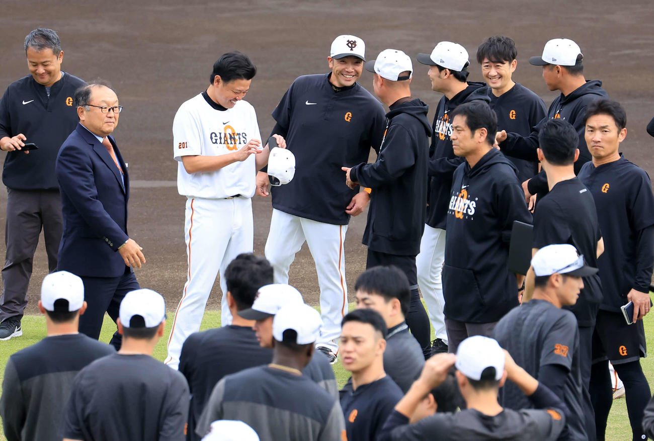 練習始動で、笑顔を見せる巨人阿部新監督（中央）（撮影・浅見桂子）