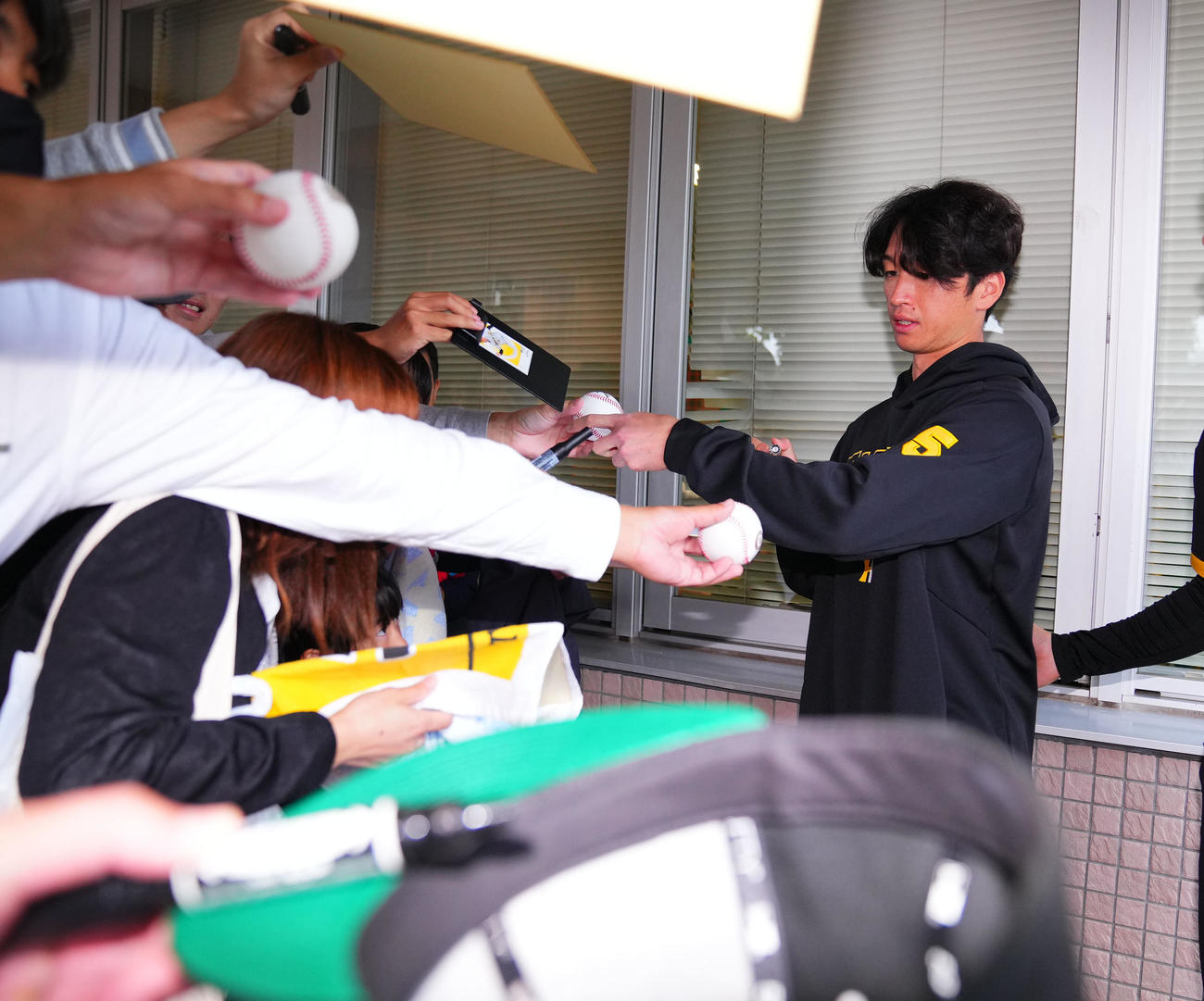 フェニックスリーグ西武対阪神　ファンにサインする阪神近本（撮影・藤尾明華）