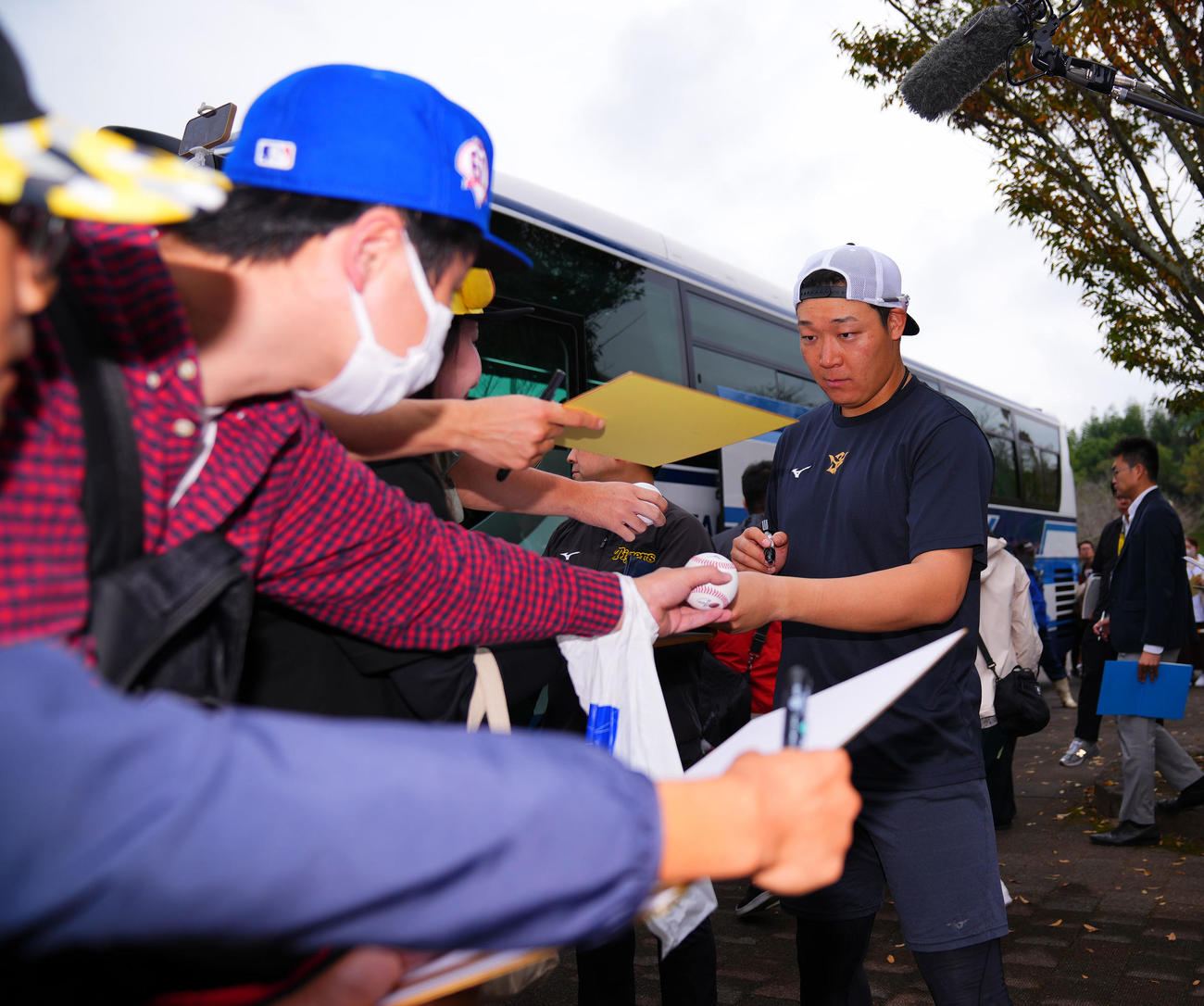 フェニックスリーグ西武対阪神　ファンにサインする阪神大山（撮影・藤尾明華）