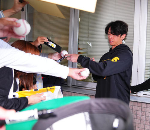 超値引き 近本光司 佐藤輝明 サインボールセット 阪神】試合後に即席豪華サイン会 近本光司、大山悠輔、佐藤輝明らペン