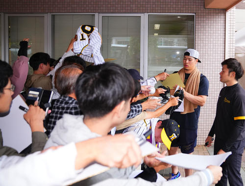 阪神】試合後に即席豪華サイン会 近本光司、大山悠輔、佐藤輝明らペン