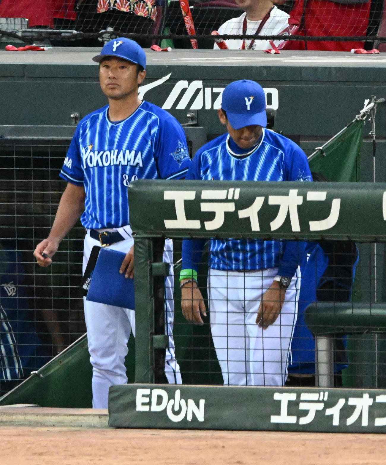 広島対DeNA　広島にサヨナラ負け、がっくりする三浦監督（撮影・前岡正明）