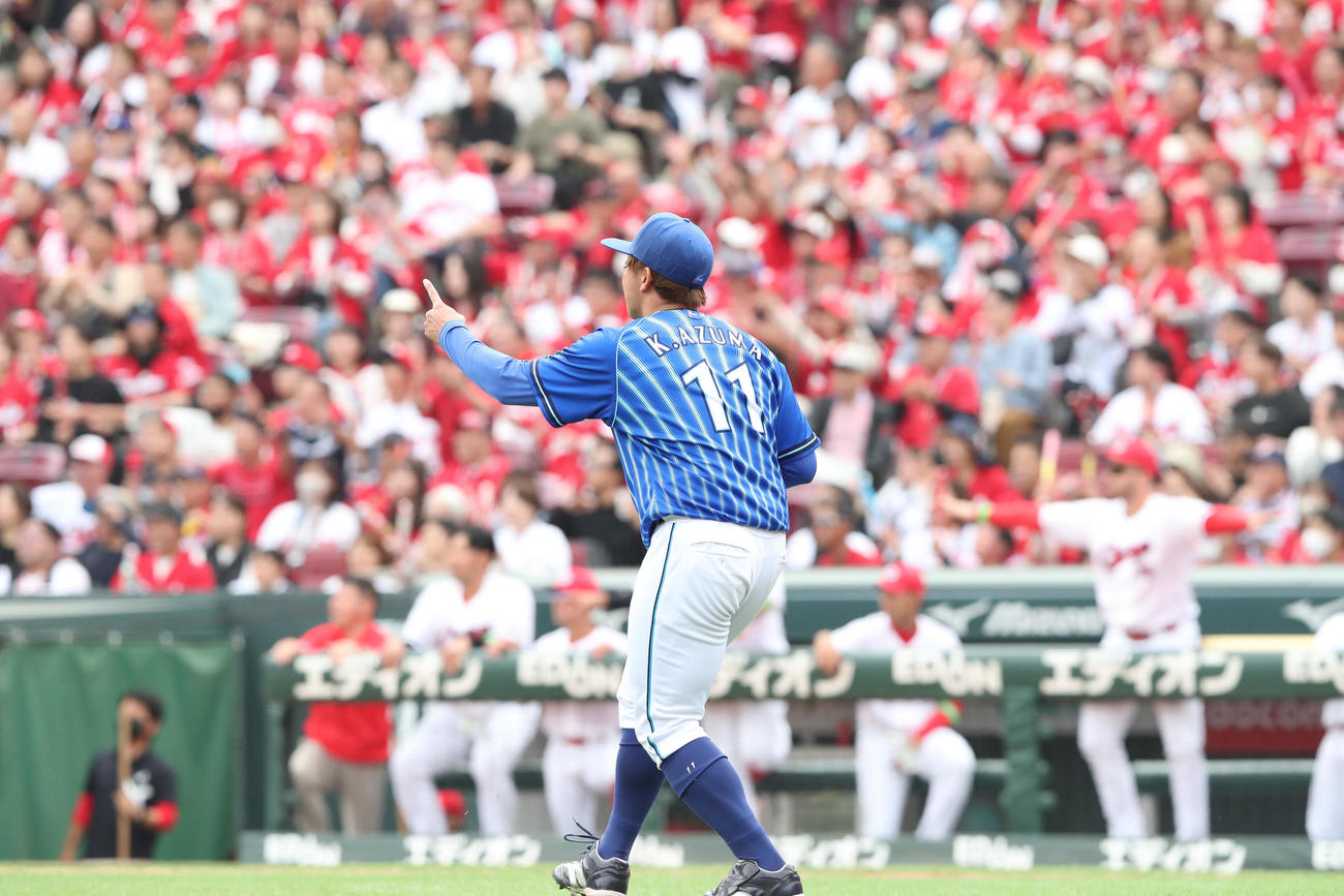 広島対DeNA 3回裏広島2死一、二塁、東は野間を遊ゴロに仕留めガッツポーズ（撮影・梅根麻紀）