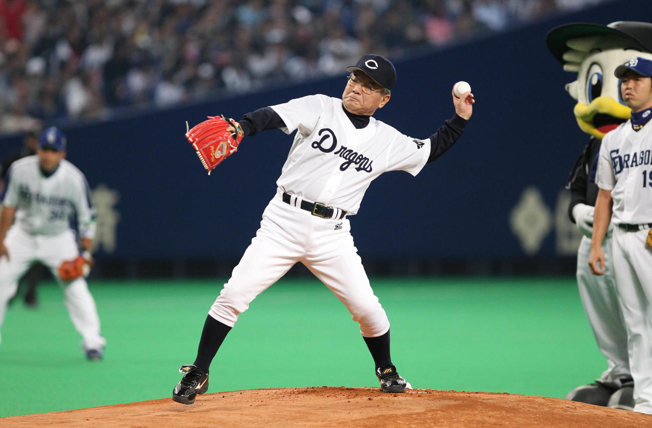 2010年日本シリーズ　中日対ロッテ　始球式を行う中利夫氏