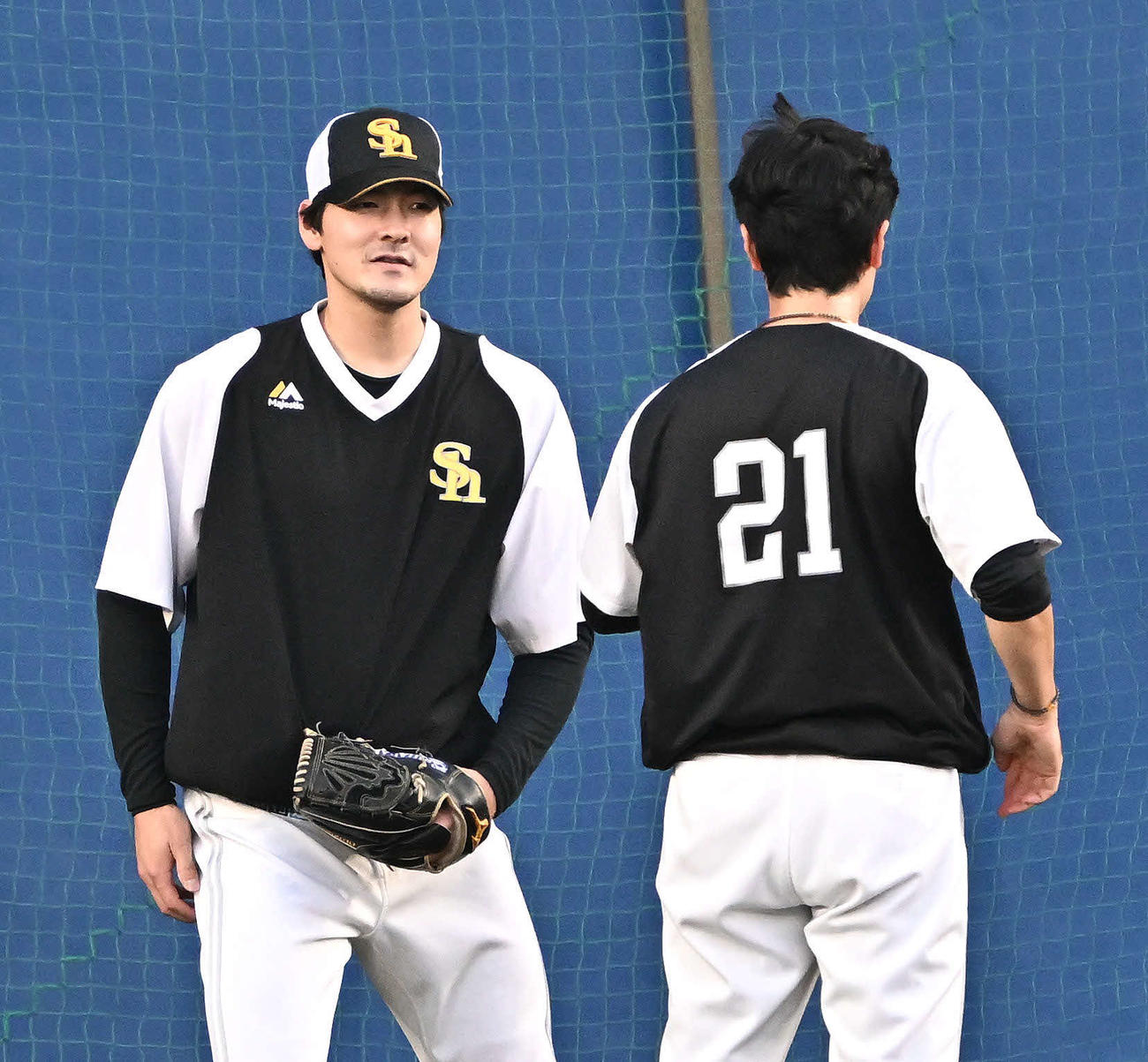 ロッテ対ソフトバンク　試合前練習でソフトバンク有原（左）は和田と話す（撮影・滝沢徹郎）