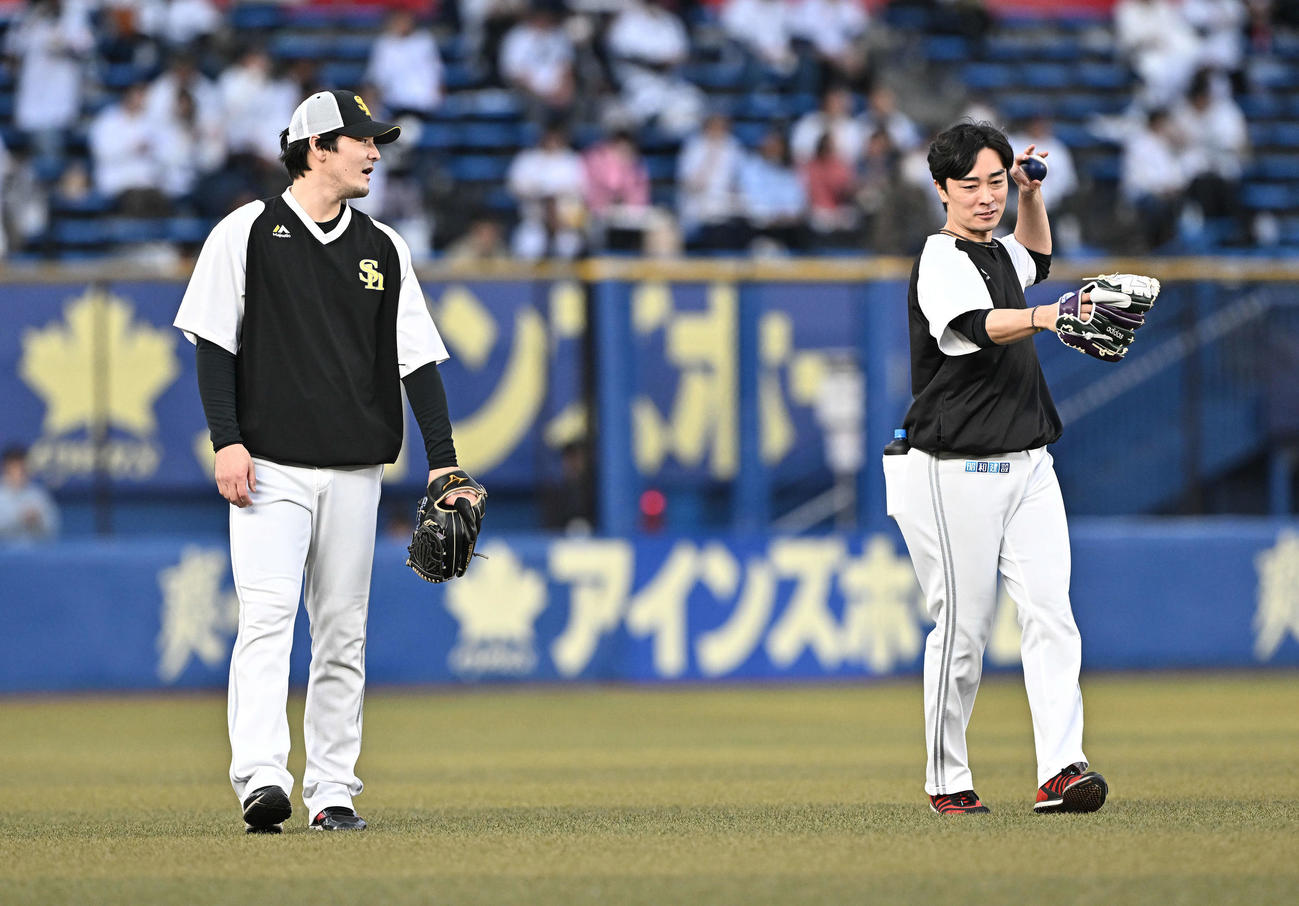 ロッテ対ソフトバンク　試合前練習を終え引き揚げるソフトバンク有原（左）と和田（撮影・滝沢徹郎）
