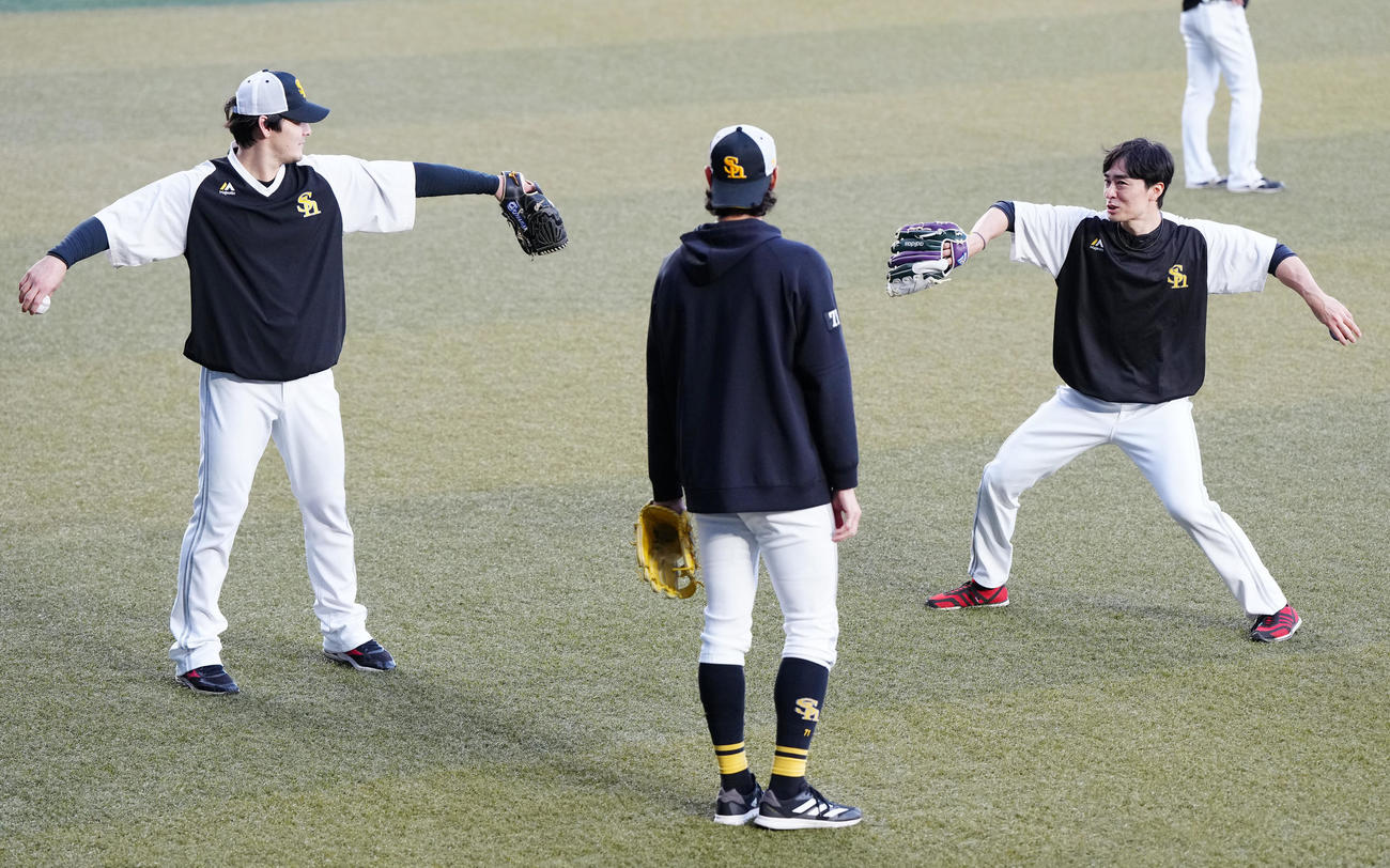 ロッテ対ソフトバンク　試合前練習中、言葉を交わす、左からソフトバンク有原、斉藤投手コーチ、和田（撮影・江口和貴）