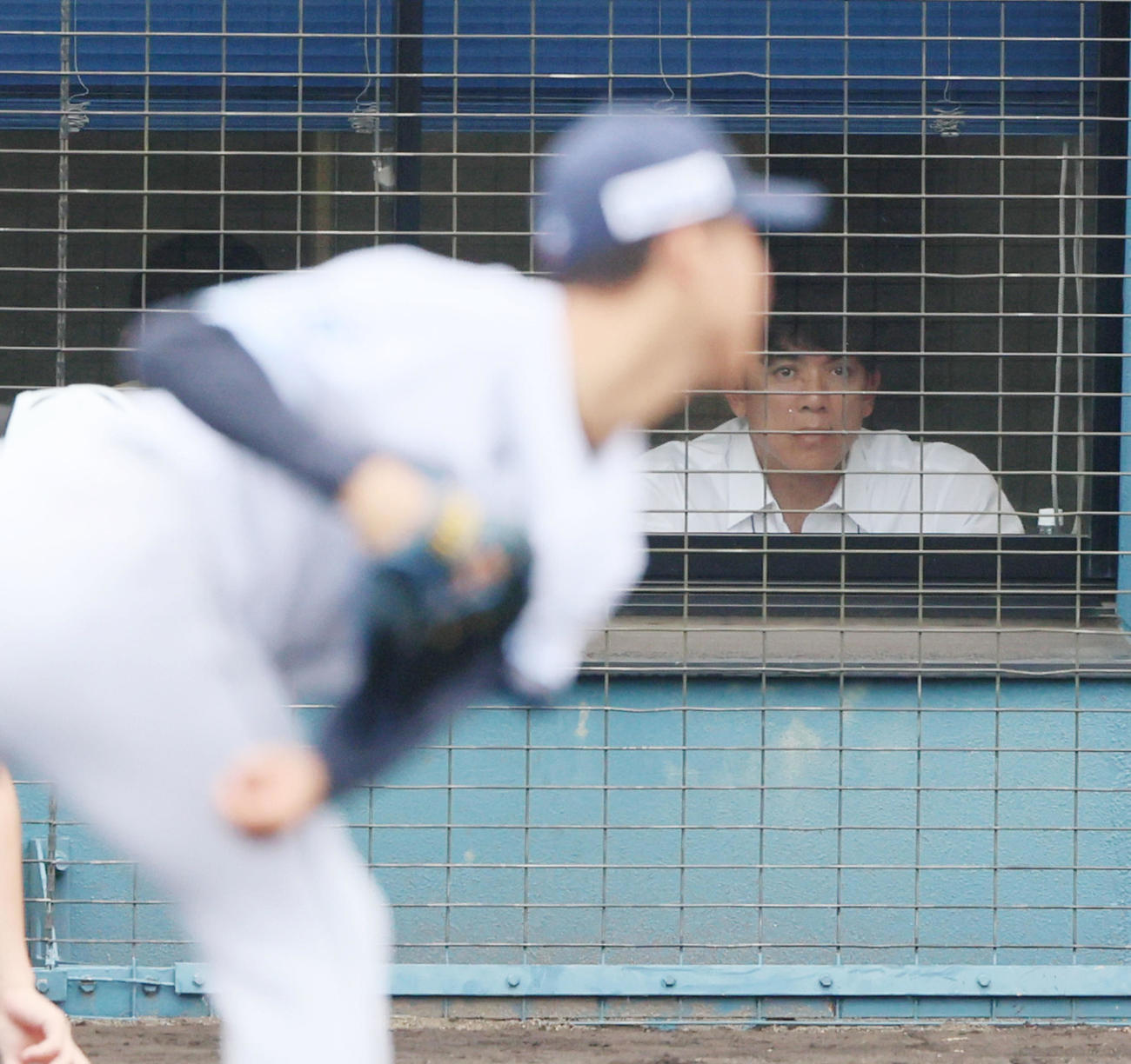 西武対阪神　2回表、ネット裏から菅井のピッチングを見る松井監督（撮影・加藤哉）