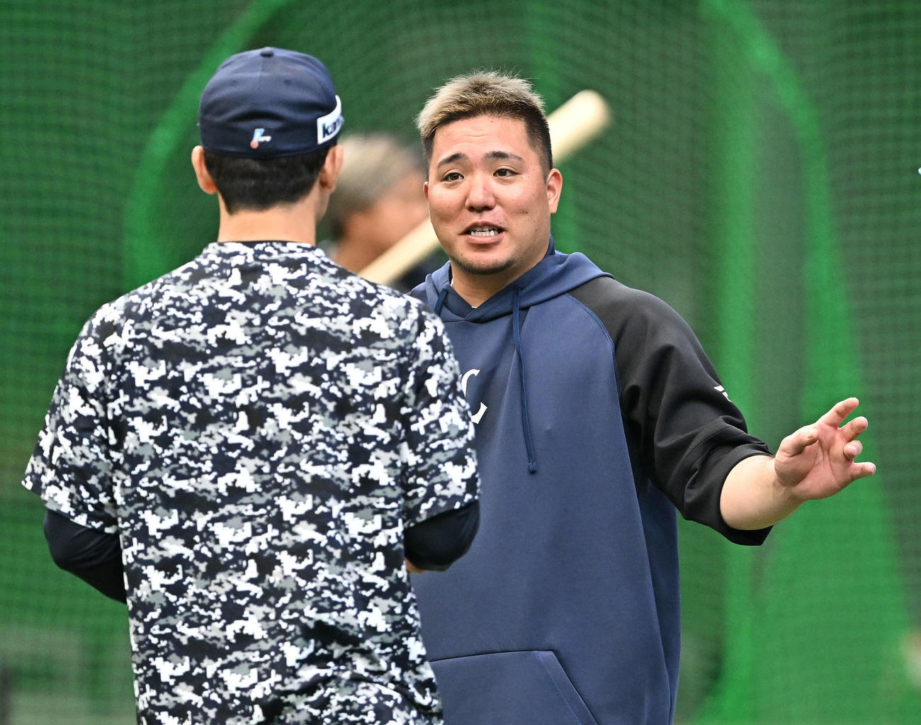 練習で西武山川（右）は松井監督と話す（2023年5月3日撮影）