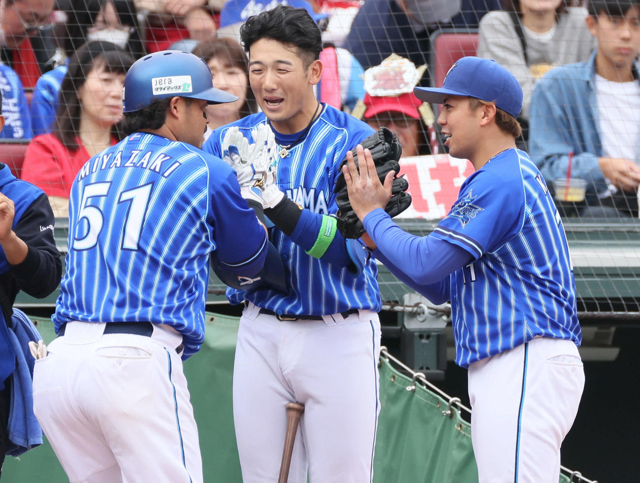 セCSファーストS第1戦　6回表DeNA1死一塁、先制左中間越え2点本塁打を放った宮崎を迎える東（右）ら（撮影・加藤孝規）