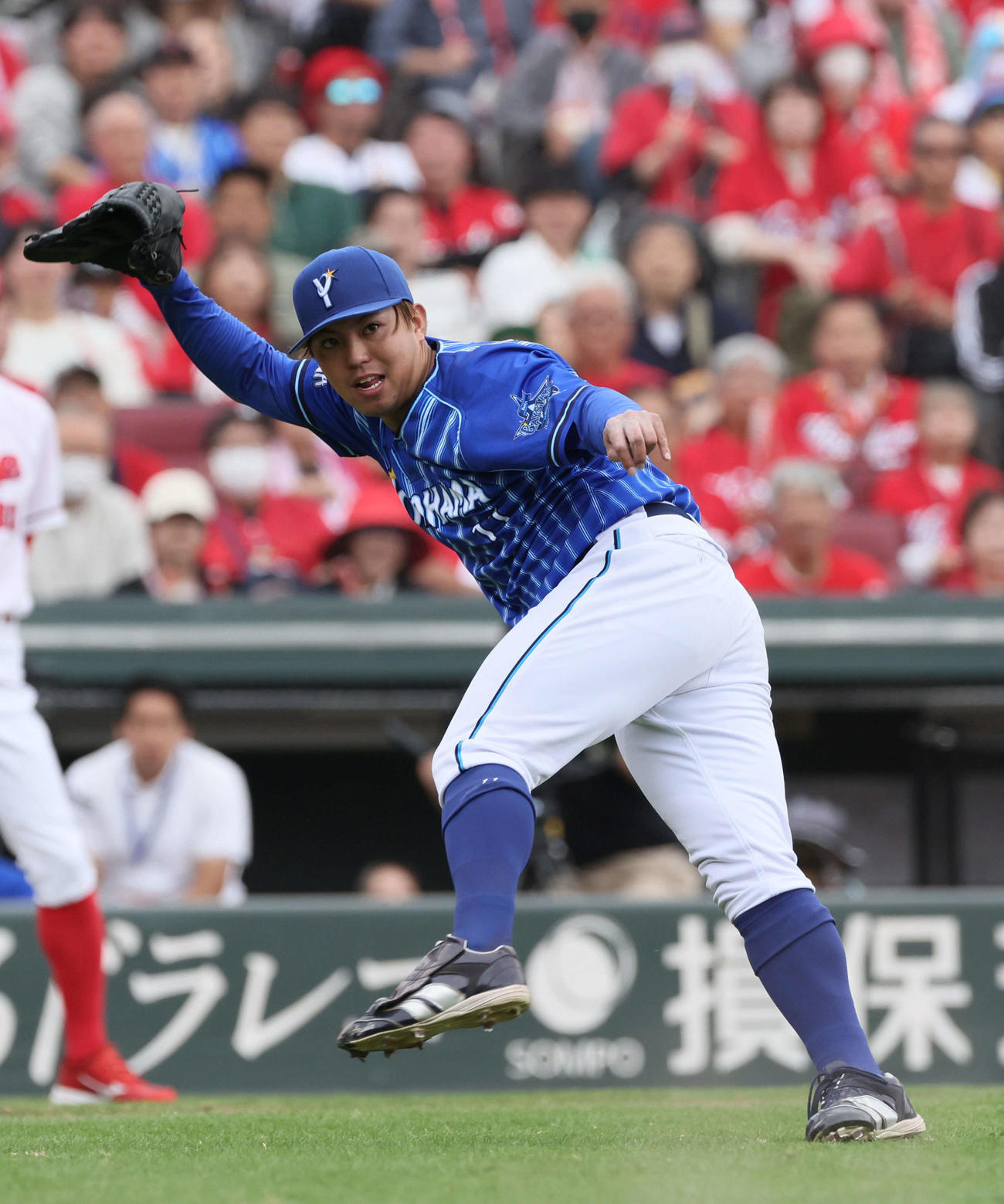 セCSファーストS第1戦　6回裏広島2死一塁、堂林のゴロを一塁に送球する東（撮影・加藤孝規）