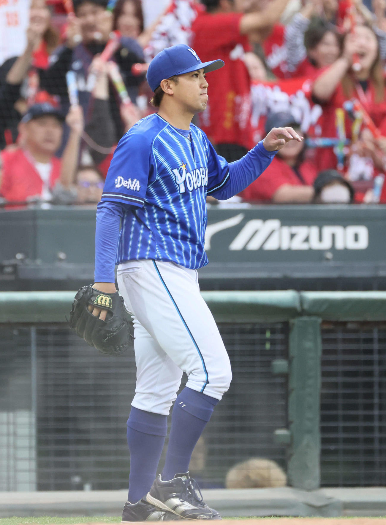 セCSファーストS第1戦　8回裏広島1死三塁、菊池のスクイズバントで同点にされた東（撮影・加藤孝規）