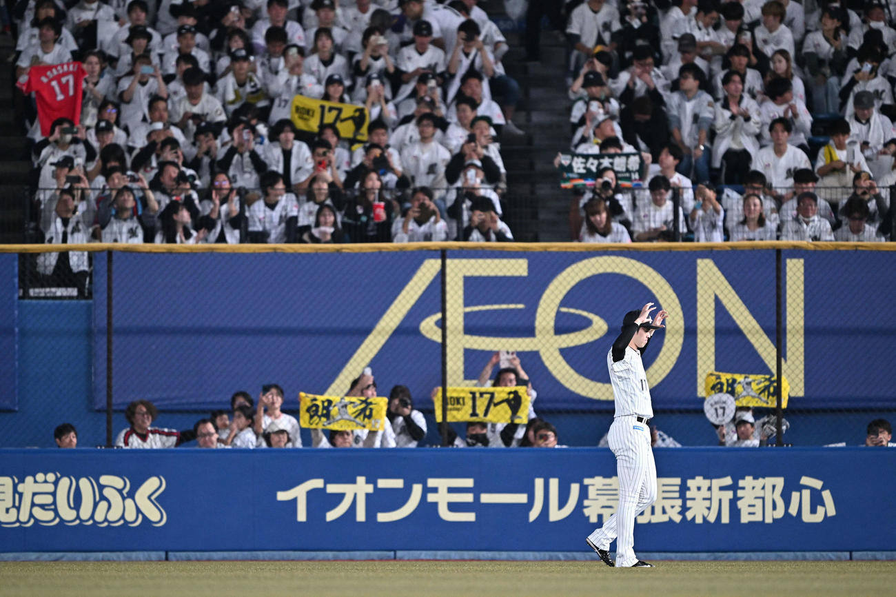 ロッテ対ソフトバンク　試合の準備をするロッテ佐々木朗（撮影・滝沢徹郎）