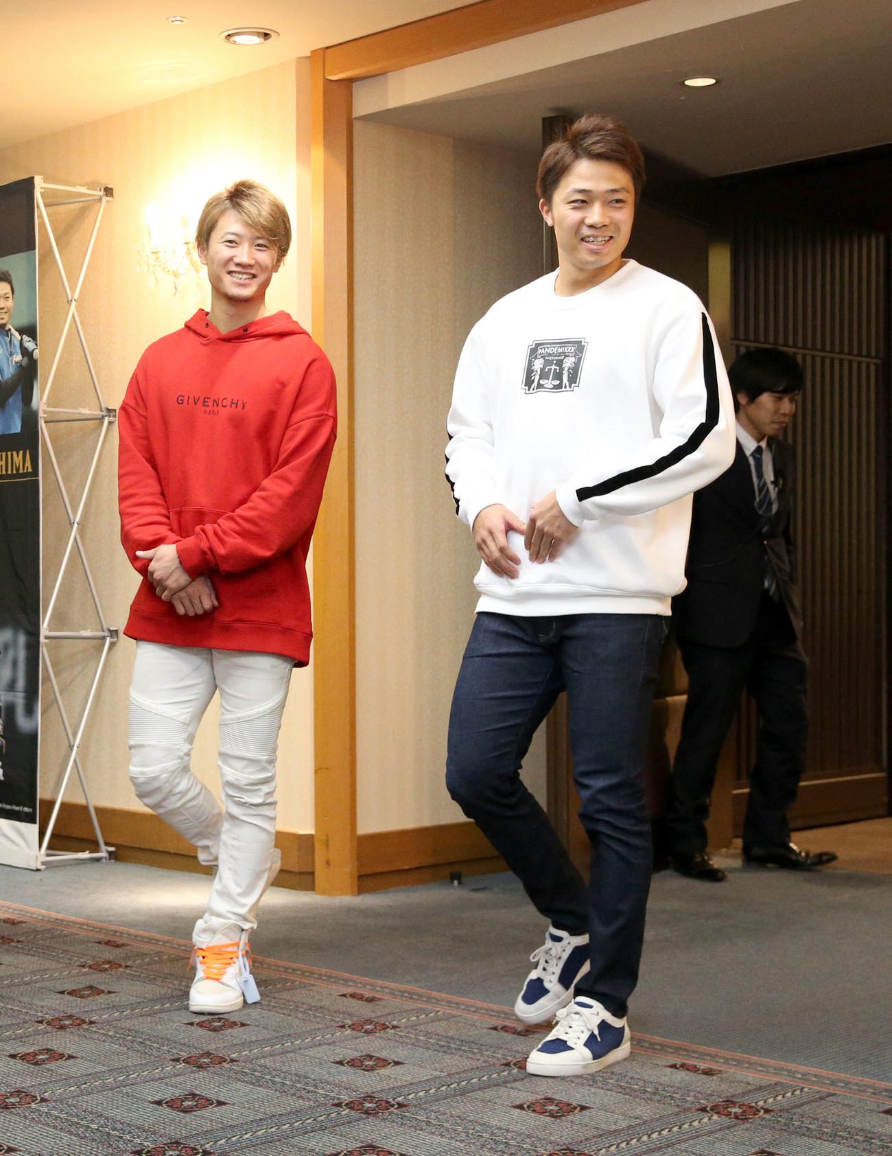 2019年12月、トークショーを終え笑顔で引き揚げる西川遥輝（左）と中島卓也