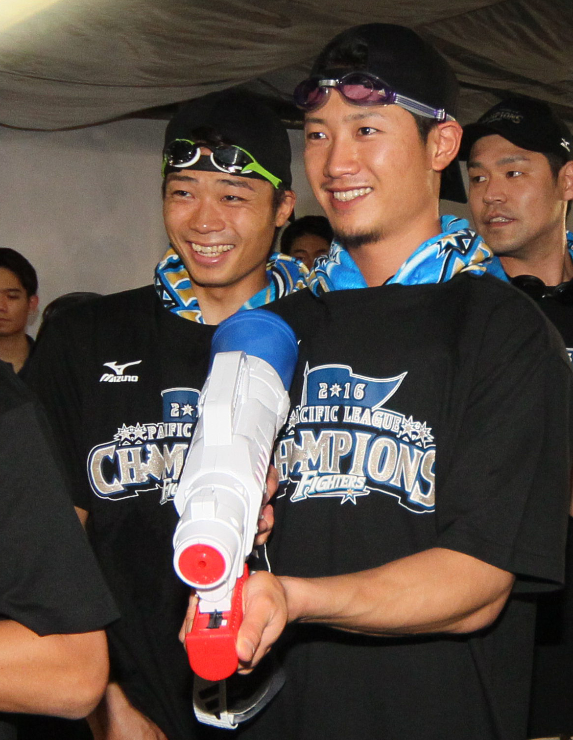 2016年9月、パ・リーグ優勝祝勝会で笑顔を見せる中島卓也（左）と西川遥輝