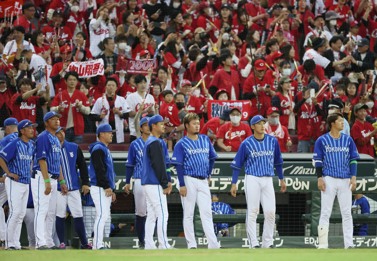 セCSファーストS第1戦　サヨナラ負けでガックリのDeNAナイン（撮影・加藤孝規）