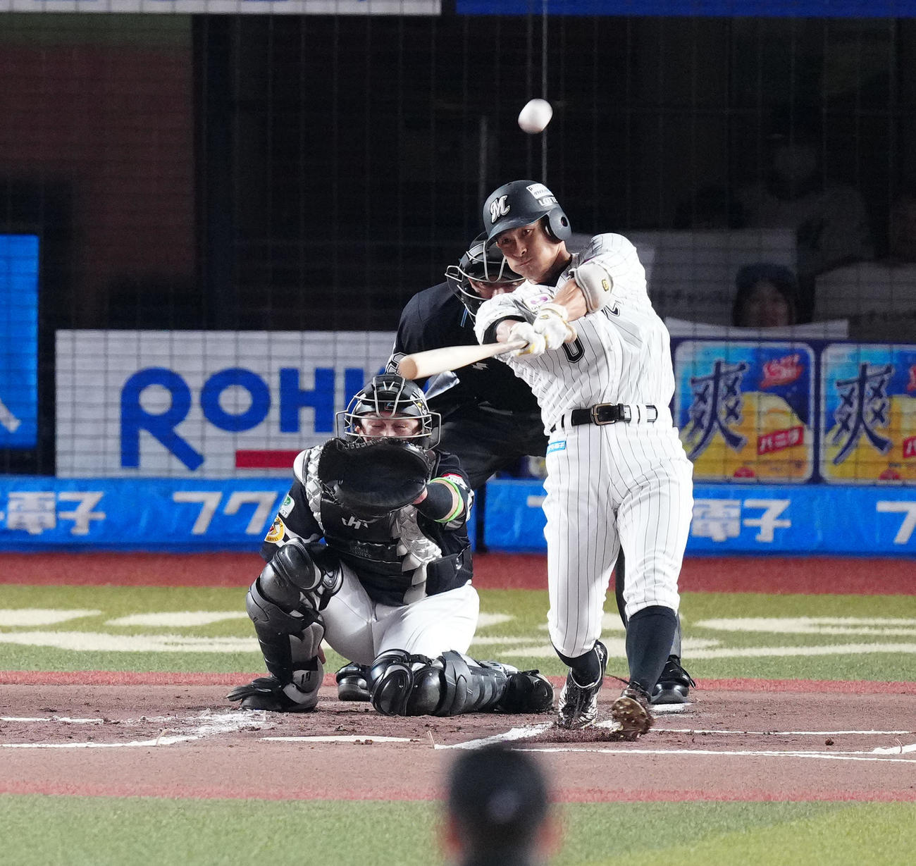 ロッテ対ソフトバンク　1回裏ロッテ無死、先制ソロ本塁打を放つ荻野（撮影・江口和貴）