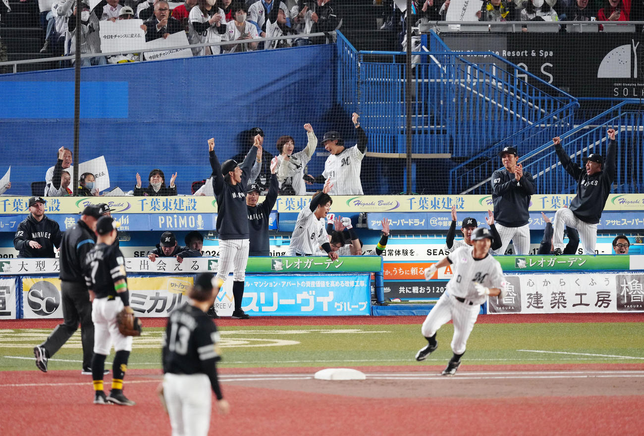 ロッテ対ソフトバンク　1回裏ロッテ無死、荻野（手前右）が先制ソロ本塁打を放ち、ベンチで歓喜する選手たち（撮影・江口和貴）