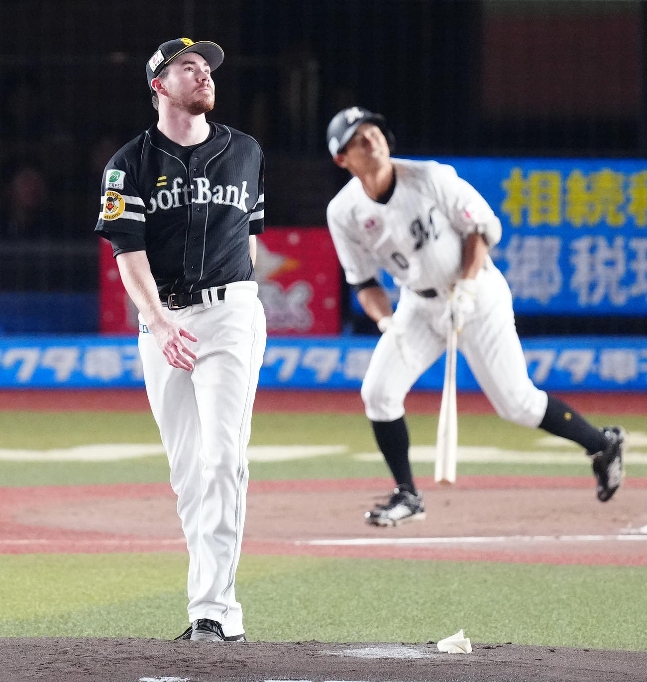 ロッテ対ソフトバンク　1回裏ロッテ無死、荻野（後方）に先制ソロ本塁打を浴びるスチュワート（撮影・江口和貴）