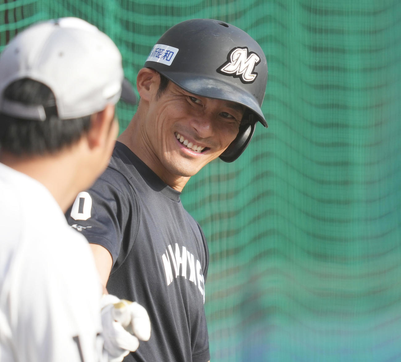 ロッテ対ソフトバンク　試合前練習で笑顔のロッテ荻野（撮影・鈴木みどり）