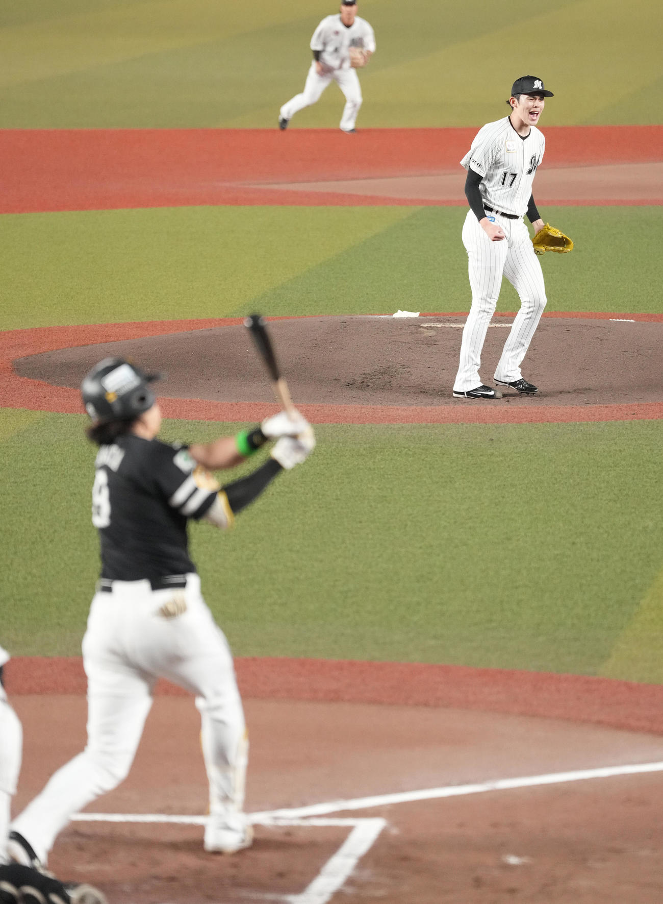 ロッテ対ソフトバンク　1回表ソフトバンク2死、柳田を空振り三振に仕留め、雄たけびを上げる佐々木朗（撮影・鈴木みどり）