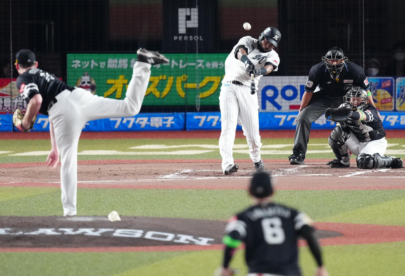 ロッテ対ソフトバンク　1回裏ロッテ2死、ソロ本塁打を放つポランコ。投手スチュワート（撮影・江口和貴）